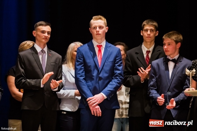 Zdjęcie w galerii na portalu naszraciborz.pl: Victorie 2016 przyznane. Uroczysta Gala Gimnazjum nr 1 w Strzesze wiadomości z regionu