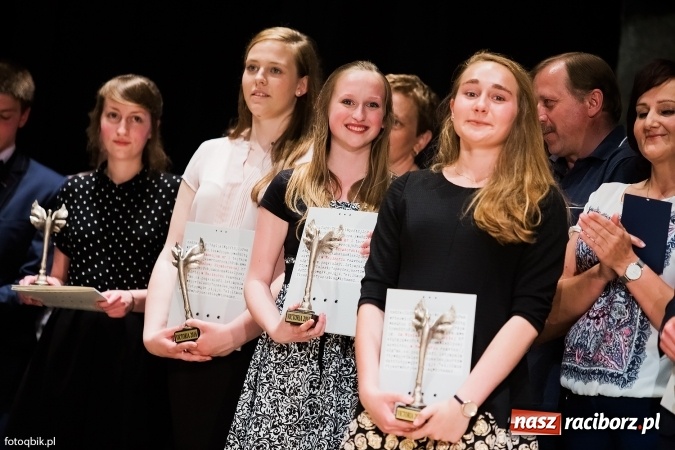 Zdjęcie w galerii na portalu naszraciborz.pl: Victorie 2016 przyznane. Uroczysta Gala Gimnazjum nr 1 w Strzesze wiadomości z regionu