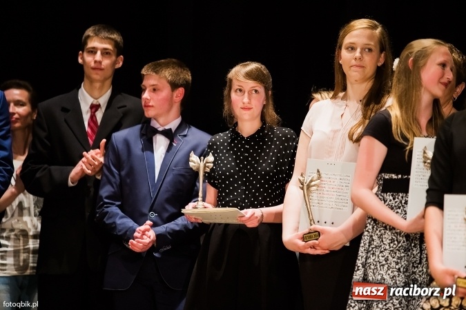 Zdjęcie w galerii na portalu naszraciborz.pl: Victorie 2016 przyznane. Uroczysta Gala Gimnazjum nr 1 w Strzesze wiadomości z regionu