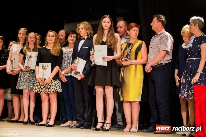 Zdjęcie w galerii na portalu naszraciborz.pl: Victorie 2016 przyznane. Uroczysta Gala Gimnazjum nr 1 w Strzesze wiadomości z regionu