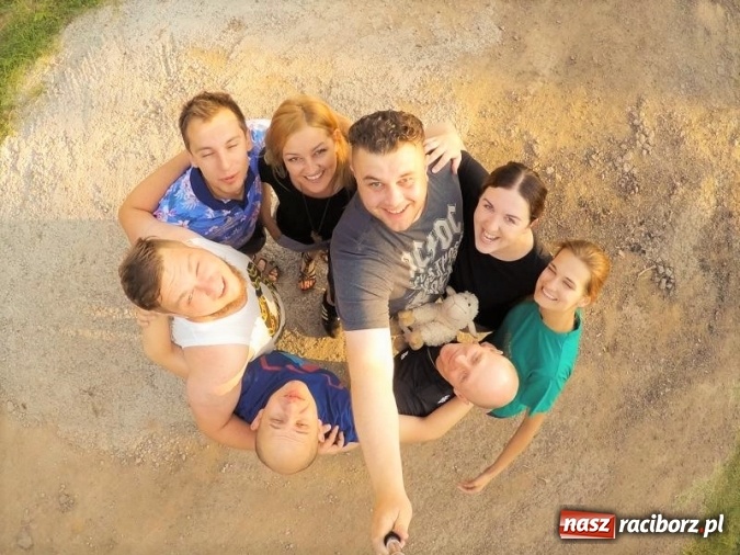 Zdjęcie w galerii na portalu naszraciborz.pl: Kombiakami do Afryki  wiadomości z regionu