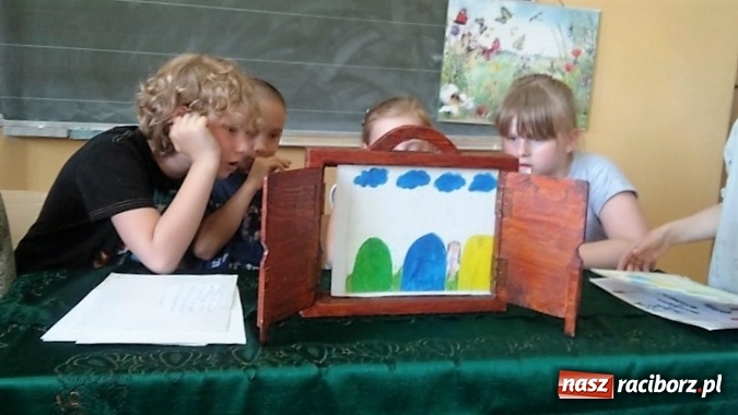 Zdjęcie w galerii na portalu naszraciborz.pl: Dzień Matki z teatrzykiem Kamishibai w Szkole Podstawowej nr 4  wiadomości z regionu