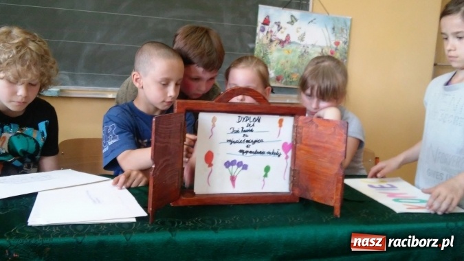 Zdjęcie w galerii na portalu naszraciborz.pl: Dzień Matki z teatrzykiem Kamishibai w Szkole Podstawowej nr 4  wiadomości z regionu