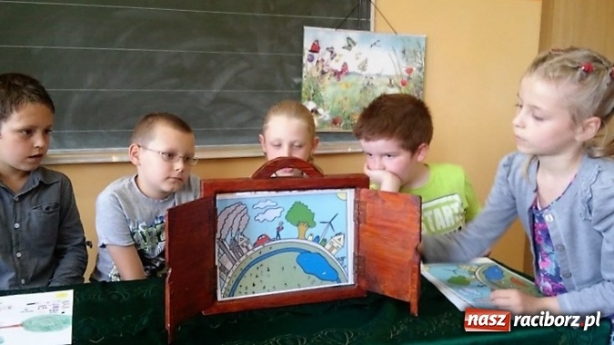 Zdjęcie w galerii na portalu naszraciborz.pl: Dzień Matki z teatrzykiem Kamishibai w Szkole Podstawowej nr 4  wiadomości z regionu