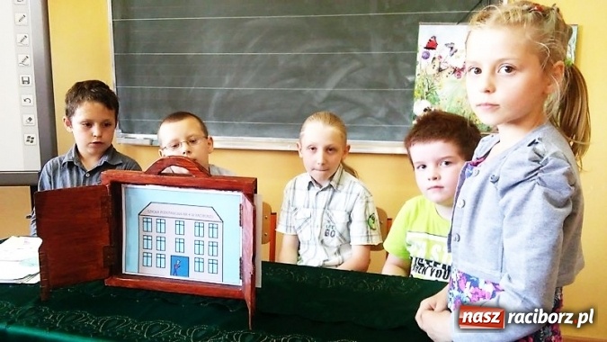 Zdjęcie w galerii na portalu naszraciborz.pl: Dzień Matki z teatrzykiem Kamishibai w Szkole Podstawowej nr 4  wiadomości z regionu