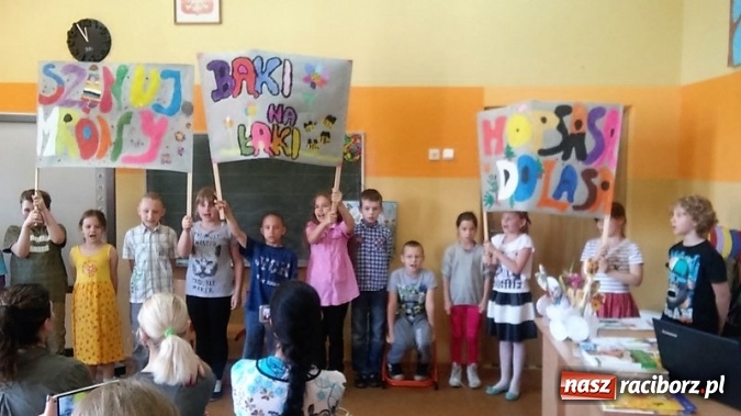 Zdjęcie w galerii na portalu naszraciborz.pl: Dzień Matki z teatrzykiem Kamishibai w Szkole Podstawowej nr 4  wiadomości z regionu