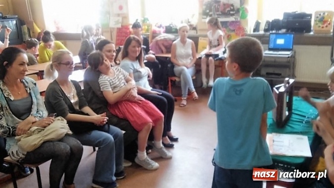 Zdjęcie w galerii na portalu naszraciborz.pl: Dzień Matki z teatrzykiem Kamishibai w Szkole Podstawowej nr 4  wiadomości z regionu