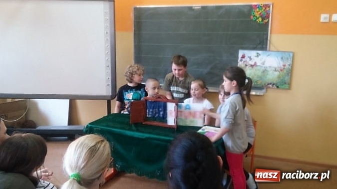 Zdjęcie w galerii na portalu naszraciborz.pl: Dzień Matki z teatrzykiem Kamishibai w Szkole Podstawowej nr 4  wiadomości z regionu