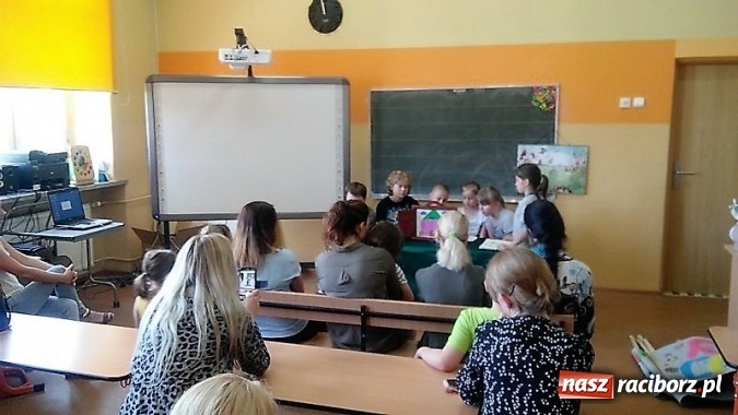 Zdjęcie w galerii na portalu naszraciborz.pl: Dzień Matki z teatrzykiem Kamishibai w Szkole Podstawowej nr 4  wiadomości z regionu