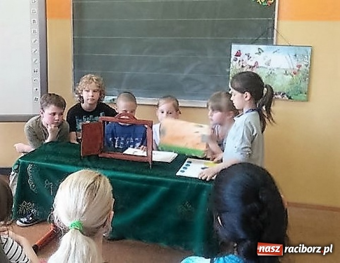 Zdjęcie w galerii na portalu naszraciborz.pl: Dzień Matki z teatrzykiem Kamishibai w Szkole Podstawowej nr 4  wiadomości z regionu