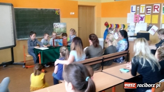 Zdjęcie w galerii na portalu naszraciborz.pl: Dzień Matki z teatrzykiem Kamishibai w Szkole Podstawowej nr 4  wiadomości z regionu