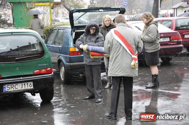 Zdjęcie w galerii na portalu naszraciborz.pl: Patriotyzm w strugach deszczu wiadomości z regionu