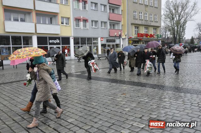 Zdjęcie w galerii na portalu naszraciborz.pl: Patriotyzm w strugach deszczu wiadomości z regionu