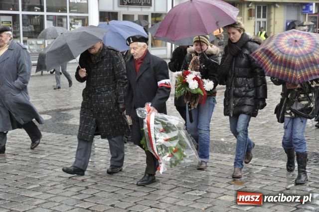 Zdjęcie w galerii na portalu naszraciborz.pl: Patriotyzm w strugach deszczu wiadomości z regionu