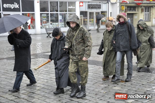 Zdjęcie w galerii na portalu naszraciborz.pl: Patriotyzm w strugach deszczu wiadomości z regionu