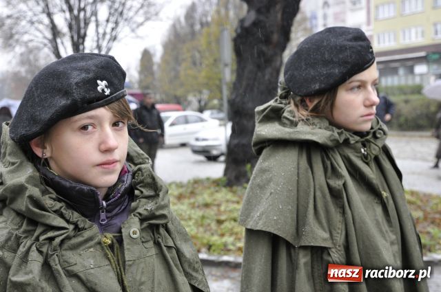 Zdjęcie w galerii na portalu naszraciborz.pl: Patriotyzm w strugach deszczu wiadomości z regionu