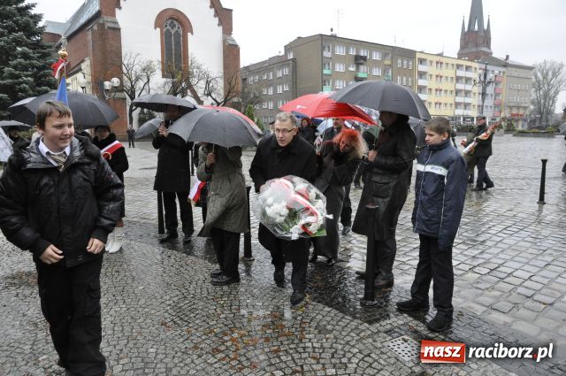 Zdjęcie w galerii na portalu naszraciborz.pl: Patriotyzm w strugach deszczu wiadomości z regionu
