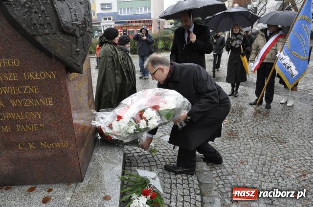 Zdjęcie w galerii na portalu naszraciborz.pl: Patriotyzm w strugach deszczu wiadomości z regionu