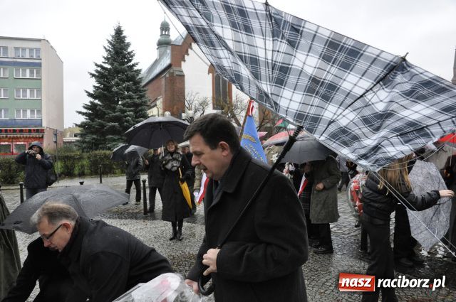 Zdjęcie w galerii na portalu naszraciborz.pl: Patriotyzm w strugach deszczu wiadomości z regionu
