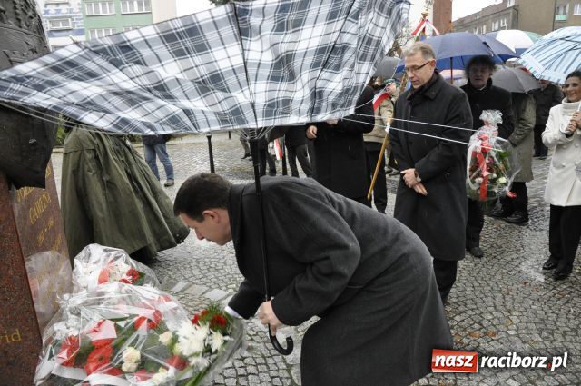 Zdjęcie w galerii na portalu naszraciborz.pl: Patriotyzm w strugach deszczu wiadomości z regionu