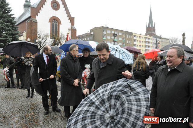 Zdjęcie w galerii na portalu naszraciborz.pl: Patriotyzm w strugach deszczu wiadomości z regionu
