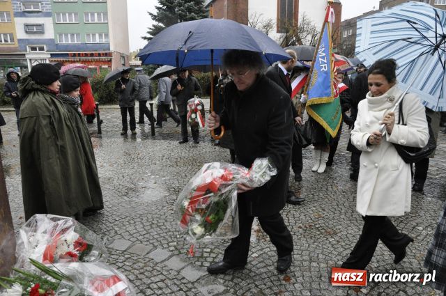 Zdjęcie w galerii na portalu naszraciborz.pl: Patriotyzm w strugach deszczu wiadomości z regionu