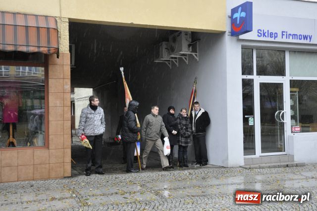 Zdjęcie w galerii na portalu naszraciborz.pl: Patriotyzm w strugach deszczu wiadomości z regionu