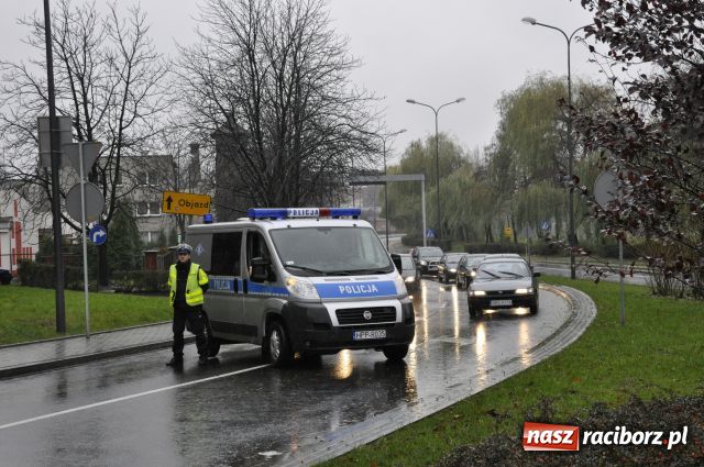 Zdjęcie w galerii na portalu naszraciborz.pl: Patriotyzm w strugach deszczu wiadomości z regionu