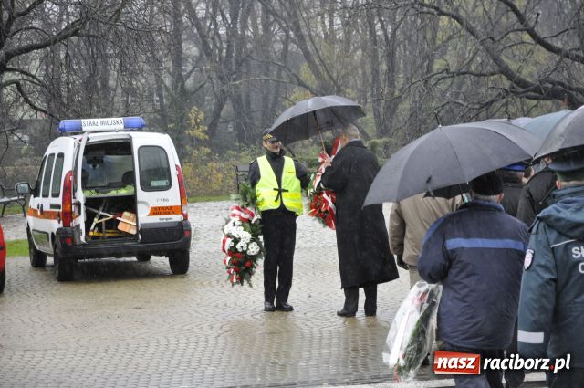 Zdjęcie w galerii na portalu naszraciborz.pl: Patriotyzm w strugach deszczu wiadomości z regionu