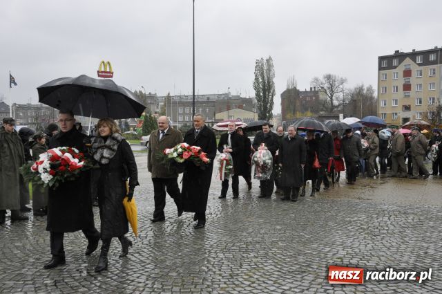 Zdjęcie w galerii na portalu naszraciborz.pl: Patriotyzm w strugach deszczu wiadomości z regionu