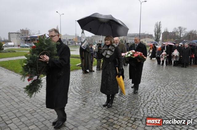 Zdjęcie w galerii na portalu naszraciborz.pl: Patriotyzm w strugach deszczu wiadomości z regionu