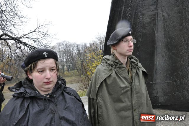 Zdjęcie w galerii na portalu naszraciborz.pl: Patriotyzm w strugach deszczu wiadomości z regionu