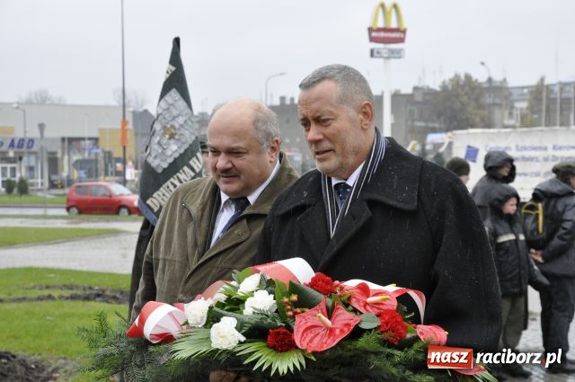 Zdjęcie w galerii na portalu naszraciborz.pl: Patriotyzm w strugach deszczu wiadomości z regionu