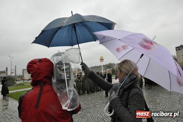 Zdjęcie w galerii na portalu naszraciborz.pl: Patriotyzm w strugach deszczu wiadomości z regionu
