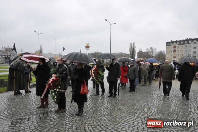 Zdjęcie w galerii na portalu naszraciborz.pl: Patriotyzm w strugach deszczu wiadomości z regionu