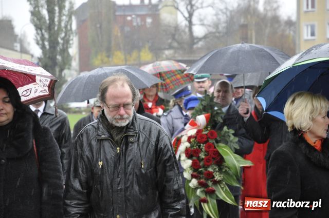 Zdjęcie w galerii na portalu naszraciborz.pl: Patriotyzm w strugach deszczu wiadomości z regionu