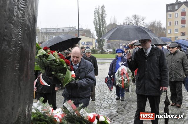 Zdjęcie w galerii na portalu naszraciborz.pl: Patriotyzm w strugach deszczu wiadomości z regionu