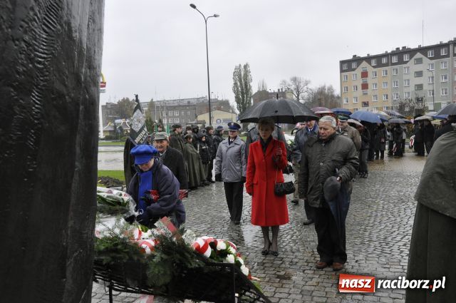Zdjęcie w galerii na portalu naszraciborz.pl: Patriotyzm w strugach deszczu wiadomości z regionu