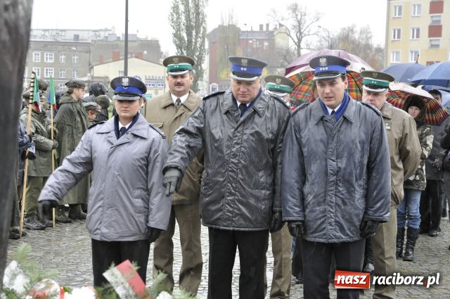 Zdjęcie w galerii na portalu naszraciborz.pl: Patriotyzm w strugach deszczu wiadomości z regionu