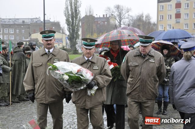 Zdjęcie w galerii na portalu naszraciborz.pl: Patriotyzm w strugach deszczu wiadomości z regionu