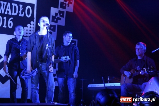 Zdjęcie w galerii na portalu naszraciborz.pl: Pozytywna energia i zalew talentów na jubileuszowym 30. Kowadle w Kuźni Raciborskiej  wiadomości z regionu