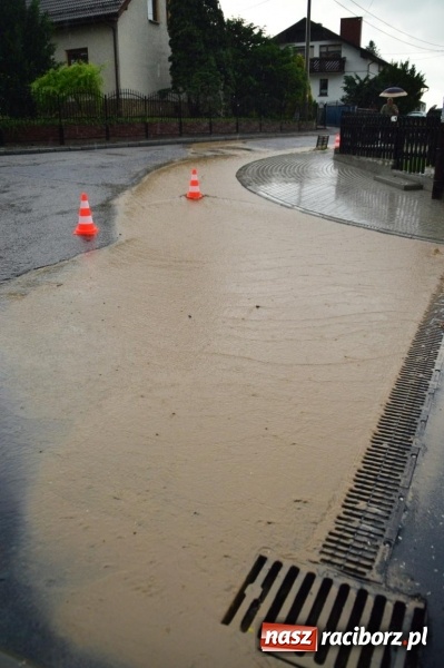 Zdjęcie w galerii na portalu naszraciborz.pl: Popadało i znów Sobieskiego zalana. Mieszkańcy pozdrawiają władze miasta wiadomości z regionu