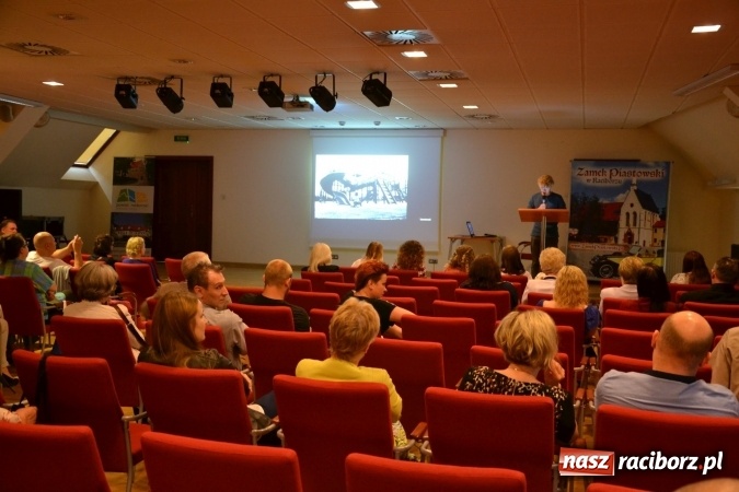 Zdjęcie w galerii na portalu naszraciborz.pl: DYPLOM 2016 - prezentacja prac dyplomowych Liceum Plastycznego na zamku wiadomości z regionu