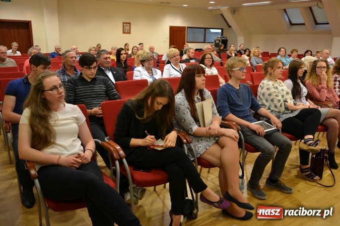 Zdjęcie w galerii na portalu naszraciborz.pl: DYPLOM 2016 - prezentacja prac dyplomowych Liceum Plastycznego na zamku wiadomości z regionu