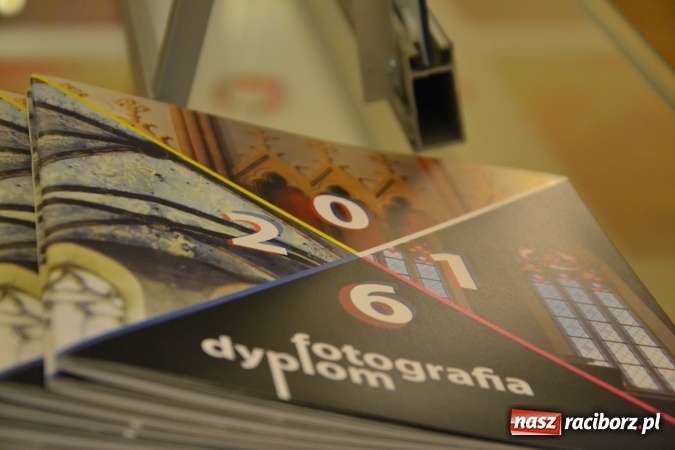 Zdjęcie w galerii na portalu naszraciborz.pl: DYPLOM 2016 - prezentacja prac dyplomowych Liceum Plastycznego na zamku wiadomości z regionu