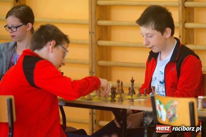 Zdjęcie w galerii na portalu naszraciborz.pl: Turniej Szachowy o Puchar Dyrektora. W Trzynastce szukali nowego Kasparowa wiadomości z regionu