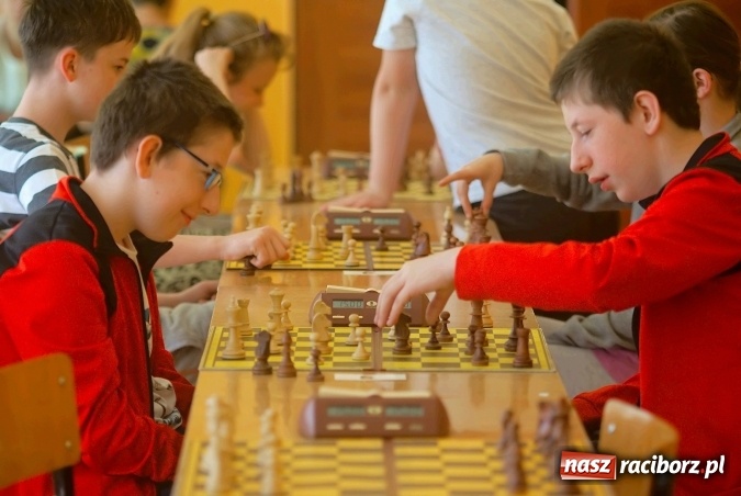 Zdjęcie w galerii na portalu naszraciborz.pl: Turniej Szachowy o Puchar Dyrektora. W Trzynastce szukali nowego Kasparowa wiadomości z regionu
