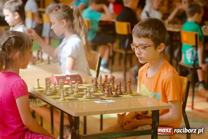 Zdjęcie w galerii na portalu naszraciborz.pl: Turniej Szachowy o Puchar Dyrektora. W Trzynastce szukali nowego Kasparowa wiadomości z regionu
