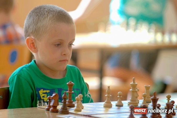 Zdjęcie w galerii na portalu naszraciborz.pl: Turniej Szachowy o Puchar Dyrektora. W Trzynastce szukali nowego Kasparowa wiadomości z regionu