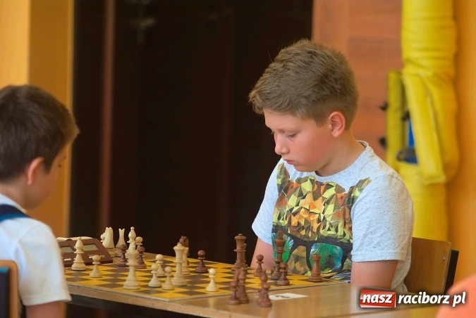 Zdjęcie w galerii na portalu naszraciborz.pl: Turniej Szachowy o Puchar Dyrektora. W Trzynastce szukali nowego Kasparowa wiadomości z regionu
